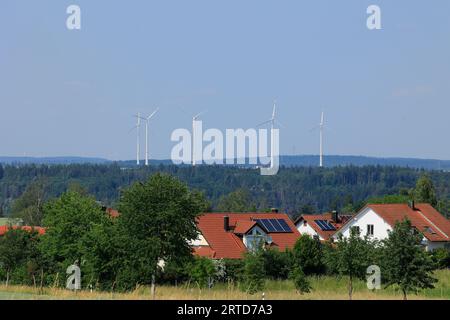 Blick über das Altmühltal bei Beilngries zu Windturbinen Stockfoto