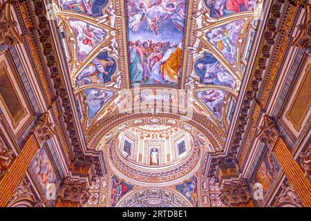 Das Innere der barocken Kirche Santa Maria ai Monti im historischen Zentrum von Rom, Italien, wurde 1603 erbaut. Die Kuppel und ein Teil des Freskos auf dem ce Stockfoto