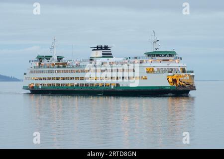 Edmonds, WA, USA - 11. September 2023; Washington State Ferry Jumbo Mark II Klasse MV Puyallup an einem ruhigen Morgen Stockfoto