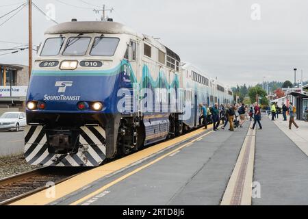 Edmonds, WA, USA – 11. September 2023; Pendler steigen in den Sound Transit Sounder Train in Edmonds ein Stockfoto