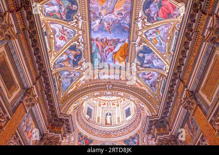 Das Innere der barocken Kirche Santa Maria ai Monti im historischen Zentrum von Rom, Italien, wurde 1603 erbaut. Die Kuppel und ein Teil des Freskos auf dem ce Stockfoto