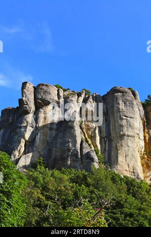 Ruhige Toskana: Die atemberaubende Schönheit der toskanisch-emilianischen Apennin-Hügel mit Bismantova-Felsen in der Ferne Stockfoto