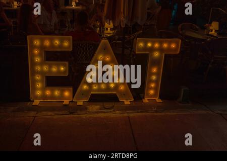 Nahansicht der Nachtbar mit LED-Lampen und Schild, DIE die Leute in der Bar willkommen heißen. Miami Beach. USA. Stockfoto