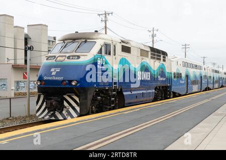 Edmonds, WA, USA - 11. September 2023; Morning Sounder Pendlerzug nach Seattle am Bahnhof Edmonds Stockfoto