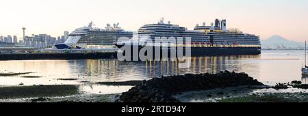 Seattle – 9. September 2023; Panorama von Eurodam und Royal Princess am Pier 91 Seattle mit Skyline und Mount Rainier Stockfoto