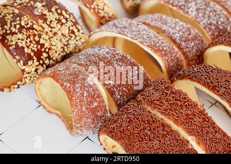 Nahaufnahme von „Kurtoskalacs“, einem Spießkuchen aus Ungarn und Rumänien, der aus süßen Hefeteig-Streifen hergestellt wird, der um eine kegelförmige Backspieße gewickelt wird Stockfoto