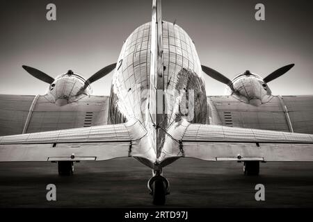 Rückansicht eines historischen Flugzeugs auf einer Startbahn Stockfoto