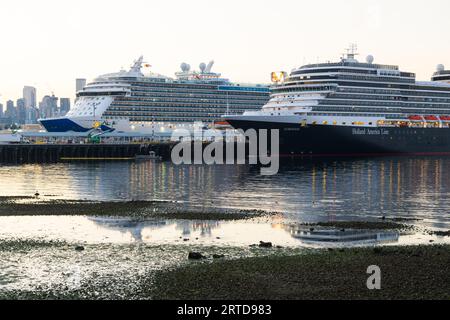 Seattle – 9. September 2023; Paar Kreuzfahrtschiffe bei Sonnenaufgang in Seattle, Eurodam und Royal Princess Stockfoto