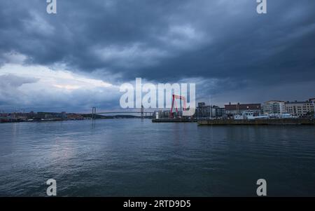 Schweden, Göteborg - 05. Juli 2023: Die Nacht siedelt über Eriksberg, einem Stadtteil von Göteborg in Schweden. Stockfoto