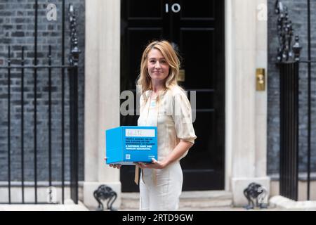 London, Vereinigtes Königreich. September 2023. UNICEF UK-Botschafterin Cat Deeley reicht nationale Petition „Baby and Toddler Guarantee“ an 10 Downing Street aus. Credit: Tayfun Salci / Alamy Live News Stockfoto