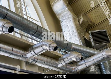 Thermisch isolierte Elemente der Lüftungs- und Heizungsanlage in einem großen Hangar Stockfoto