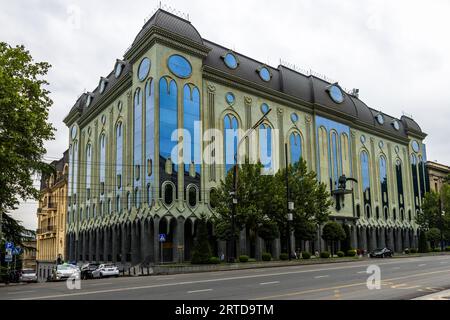 Das Simon Janashia National Museum of Georgia befindet sich in der Shota Rustaveli Avenue gegenüber dem georgischen Parlamentsgebäude in Tiflis, Georgien Stockfoto