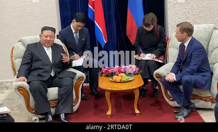 Wladiwostok, Russische Föderation. September 2023. Nordkoreas Führer Kim Jong UN, links, spricht mit dem russischen Minister für natürliche Ressourcen und Ökologie Alexander Kozlov, rechts, nachdem er am Dienstag, September, die Grenze zu Russland in Khasan, südlich von Wladiwostok, überquert hat. 12, 2023. Nordkoreas Kim Jong UN rollte in einem gepanzerten Zug nach Russland, um Präsident Wladimir Putin zu sehen. Gouverneur des Pressebüros der Region Primorsky/Credit: UPI/Alamy Live News Stockfoto