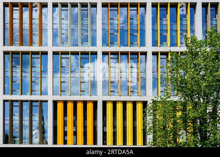 Fassadenfragment des Bürogebäudes mit farbenfrohem vertikalen Fensterladensystem, Innovationstechnik Stockfoto