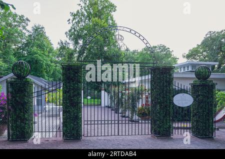 Eingangstor zum Sollidenpalast (Sollidens Slott), der Sommerresidenz der schwedischen Königsfamilie Borgholm, Insel Öland, Grafschaft Kalmar, Schweden. Stockfoto