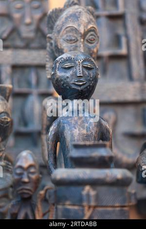 Alte afrikanische Maske mit einer Patina aus Holz, Straßenverkäufer Stand in Botswana Stockfoto