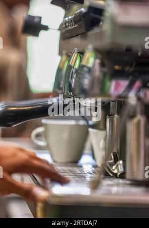 Cafeteria Barista bereitet einen Espresso an der Kaffeemaschine an der Bar zu Stockfoto