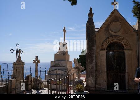 Menton, Frankreich - 8. August 2023 - der alte Friedhof mit Panoramablick auf das Mittelmeer an der französischen Riviera an einem wunderschönen Sommertag Stockfoto