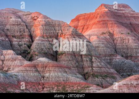 Sonnenaufgang an der Badlands National Park in South Dakota. Am frühen Morgen das Sonnenlicht Malerei Licht und Schatten über die Berge und Felsformationen. Stockfoto