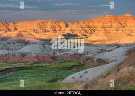 Sonnenaufgang an der Badlands National Park in South Dakota. Am frühen Morgen das Sonnenlicht Malerei Licht und Schatten über die Berge und Felsformationen. Stockfoto