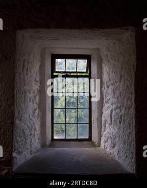 Licht fällt durch Fenster in dicken Mauern der mittelalterlichen Burg Stockfoto