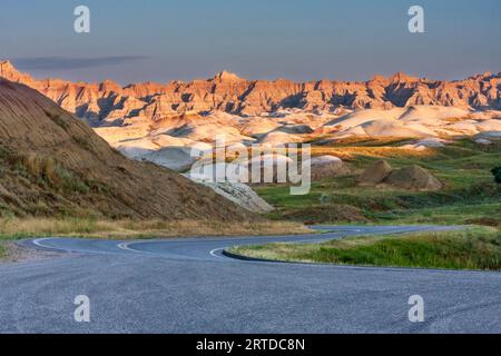 Sonnenaufgang an der Badlands National Park in South Dakota. Am frühen Morgen das Sonnenlicht Malerei Licht und Schatten über die Berge und Felsformationen. Stockfoto