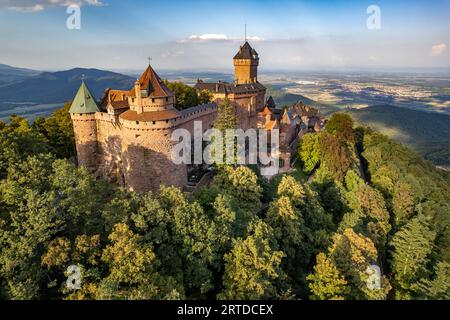 Die Hohkönigsburg Chateau du Haut-Koenigsbourg aus der Luft gesehen, Orschwiller, Elsass, Frankreich | Luftansicht des Schlosses du Haut-Ko Stockfoto