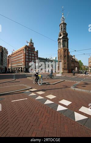 Muntplein Square mit dem Münzturm (Munttoren) und People Biking, Amsterdam, Niederlande Stockfoto