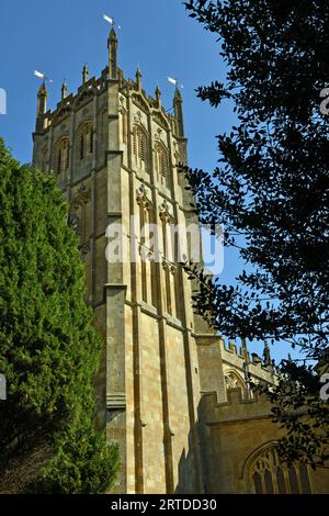 St. James's Church Tower Chipping Campden Cotswolds an einem hellen, sonnigen Septembertag mit einem blauen Himmel dahinter Stockfoto