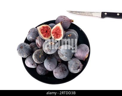 Violette Feigen vor weißem Hintergrund Stockfoto