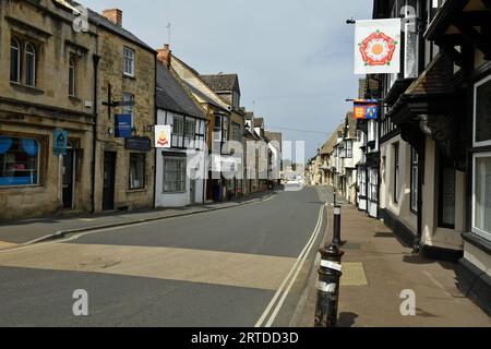 Winchcombe High Street in den Cotswolds mit Geschäften auf beiden Seiten. An einem sonnigen Septembertag Stockfoto