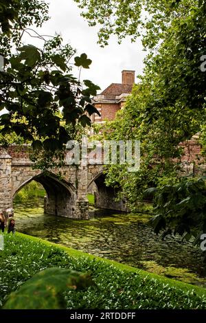 Stone North Bridge über den Eltham Palace Graben, Eltham, Kent Stockfoto