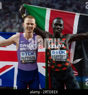 Emmanuel Wanyonyi aus Kenia und Ben Pattison von GB & NI feiern, nachdem sie am 8. Tag im 800-Meter-Finale der Männer bei den World Athletics Champions antraten Stockfoto