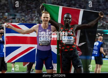 Emmanuel Wanyonyi aus Kenia und Ben Pattison von GB & NI feiern, nachdem sie am 8. Tag im 800-Meter-Finale der Männer bei den World Athletics Champions antraten Stockfoto