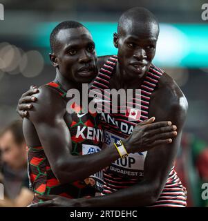 Emmanuel Wanyonyi aus Kenia und Marco AROP aus Kanada feiern, nachdem sie am achten Tag im 800-Meter-Finale der Männer bei der Leichtathletik-Weltmeisterschaft antraten Stockfoto