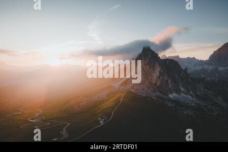 Der schönste Sonnenuntergang in den Dolomiten – der Giaupass Stockfoto