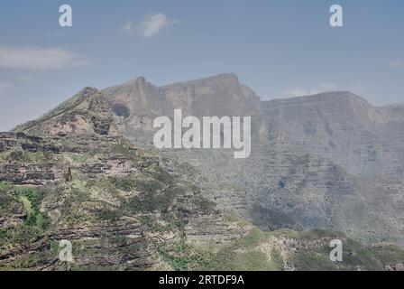 Landschaftsblick auf den abgeschiedenen Simien Mountains Nationalpark in Nordäthiopien, Afrika in einem bewölkten Dunst. Stockfoto