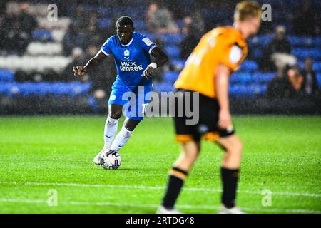 Ephron Mason Clarke (10 Peterborough United) geht beim EFL-Trophy-Spiel zwischen Peterborough und Cambridge United in der London Road, Peterborough am Dienstag, den 12. September 2023, voran. (Foto: Kevin Hodgson | MI News) Credit: MI News & Sport /Alamy Live News Stockfoto