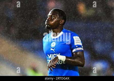 Ephron Mason Clarke (10 Peterborough United) während des EFL-Trophy-Spiels zwischen Peterborough und Cambridge United in London Road, Peterborough am Dienstag, den 12. September 2023. (Foto: Kevin Hodgson | MI News) Credit: MI News & Sport /Alamy Live News Stockfoto