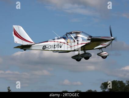 Ein Ultraleichtflugzeug Evektor-Aerotechnik EV-97 Eurostar verlässt einen Flugplatz in East Sussex Stockfoto