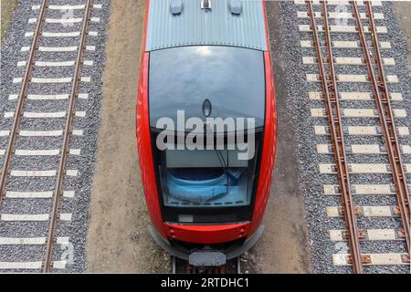 Mehrere Eisenbahngleise mit Kreuzungen an Einem Bahnhof in Einer perspektivischen Ansicht Stockfoto