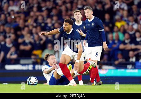 Der schottische Che Adams entkommt dem englischen Kalvin Phillips während des internationalen Freundschaftsspiels zum 150. Jahrestag des Denkmals im Hampden Park, Glasgow. Bilddatum: Dienstag, 12. September 2023. Stockfoto