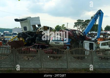 Gemischter Schrottstapel in einer Deponie - alte Autokarosserien, die für das Recycling geeignet sind. Abkippen. Stockfoto