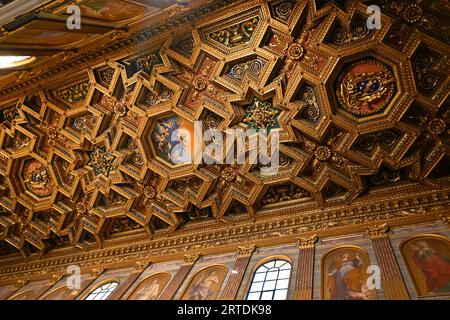 Basilika Santa Maria in Trastevere, Rom, Italien – 1. November 2022 die prächtige goldene Kassettendecke der Kirche, entworfen von Domenichino. Stockfoto