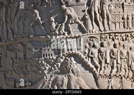 Trajansäule - Nahaufnahme mit Teilen der Szene III (3) IV (4) XII (12) - Rom, Italien. Oktober 31 2022 Stockfoto