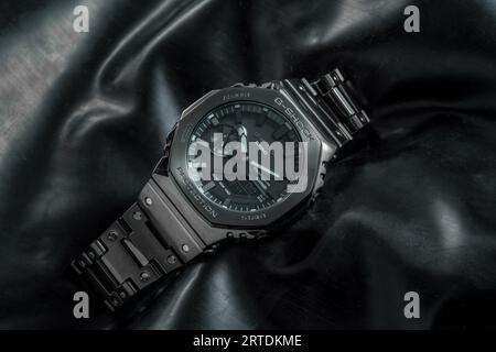 Casio G-Shock GM-2100 Aufnahme auf schwarzer Latex-Gummifolie Stockfoto