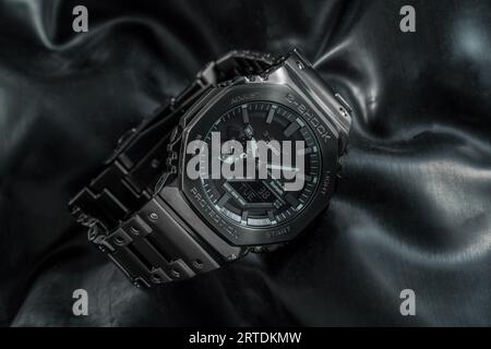 Casio G-Shock GM-2100 Aufnahme auf schwarzer Latex-Gummifolie Stockfoto