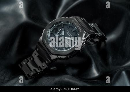 Casio G-Shock GM-2100 Aufnahme auf schwarzer Latex-Gummifolie Stockfoto