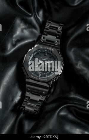 Casio G-Shock GM-2100 Aufnahme auf schwarzer Latex-Gummifolie Stockfoto