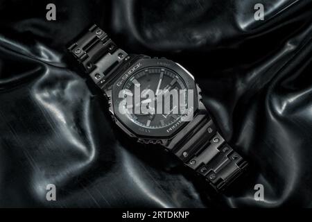 Casio G-Shock GM-2100 Aufnahme auf schwarzer Latex-Gummifolie Stockfoto